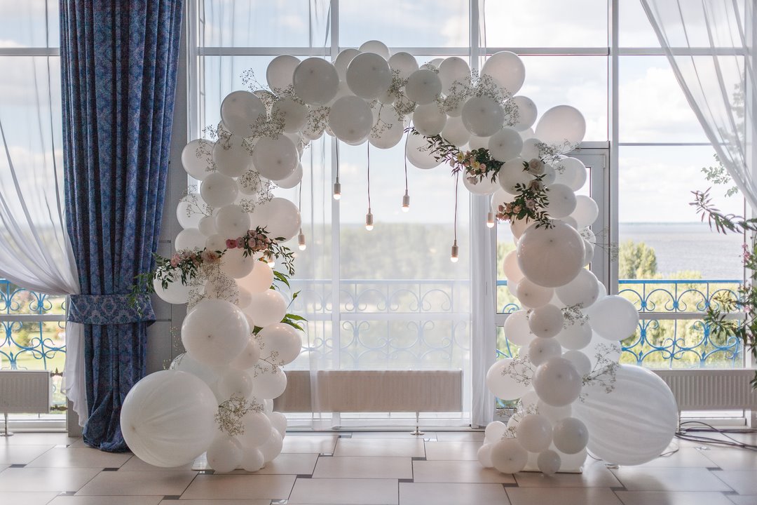 Elegant ballongdekorasjon til bryllup og romantiske feiringer i Trondheim