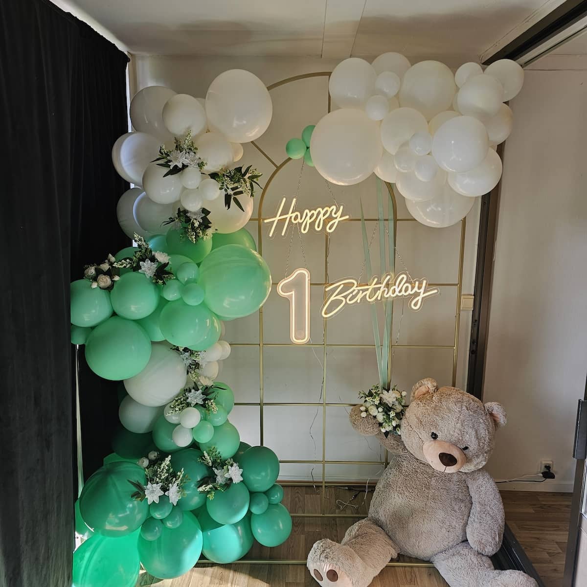 Fargerike latex ballongbuketter fylt med helium til alle typer arrangementer i Trondheim